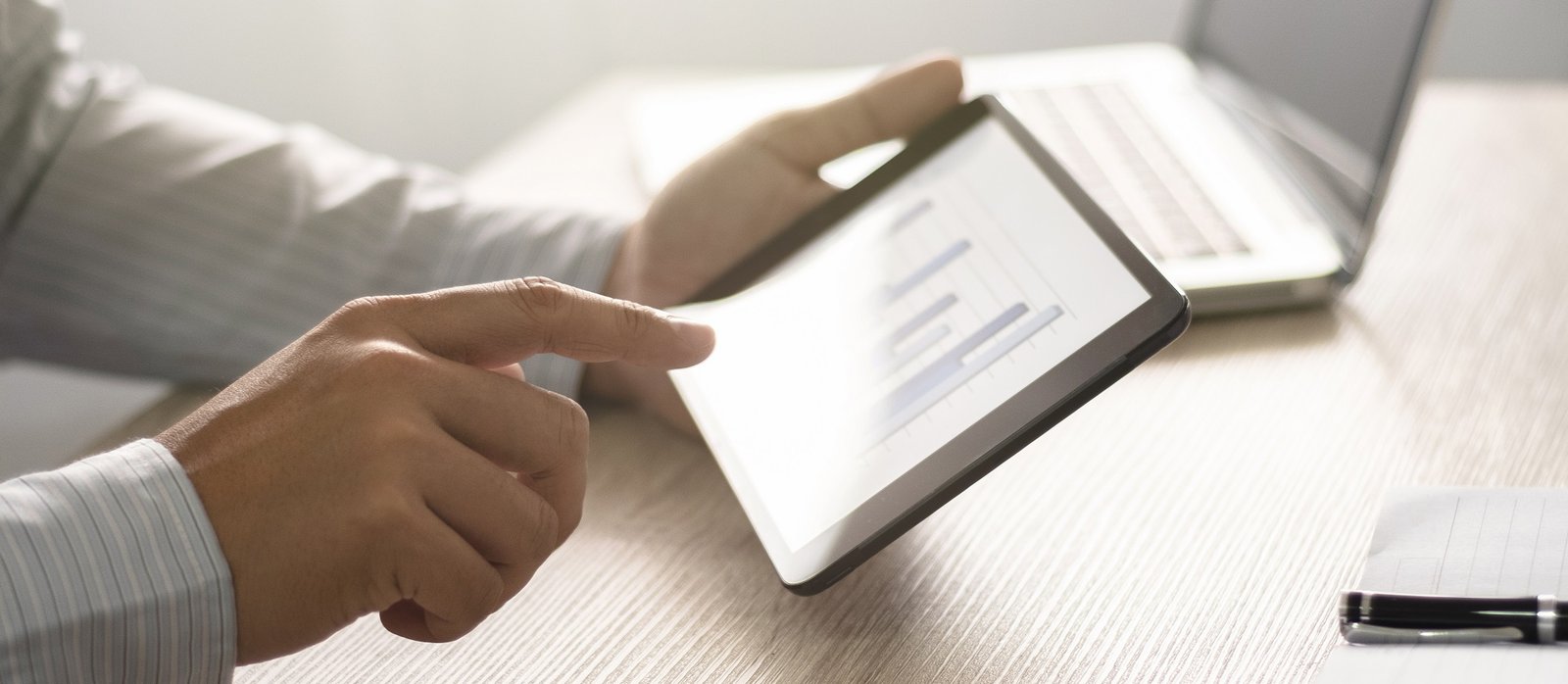 man-analyzes-data-on-tablet-at-desk-2026-03-26-07-18-35-utcb